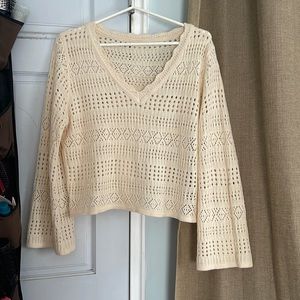 Cream scalloped trim pointelle vneck crochet top with flare sleeve size medium